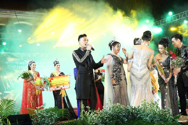 Ca sĩ Phan Ngọc Luân hát dưới mưa trong đêm chung kết “Nữ Hoàng Doanh Nhân 2017”