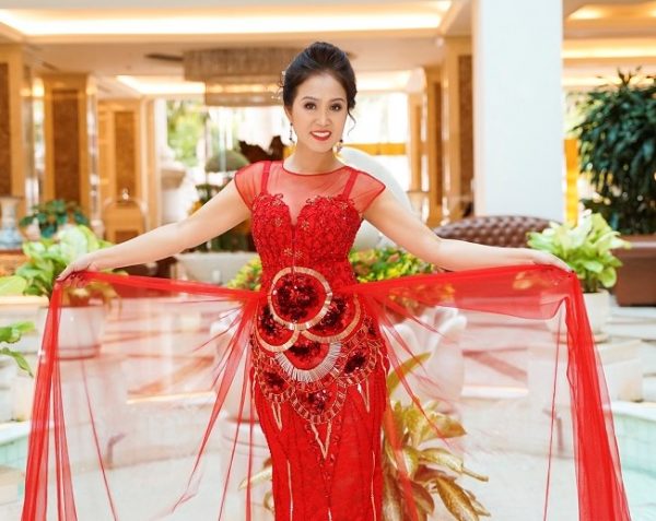 Hoa hậu “vượt thời gian” Thu Lan rạng rỡ trong trang phục của Nhà thiết kế Ngọc Hồng