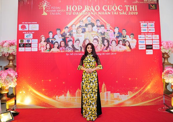 CEO Ngân Hà nền nã trong tà áo dài truyền thống dự họp báo “Tứ đại Doanh nhân Tài sắc 2019”
