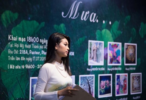 Miss Áo dài Thiên Ân duyên dáng dẫn chương trình đêm khai mạc triển lãm với chủ đề “Mưa” tại Hội Mỹ Thuật Thành Phố