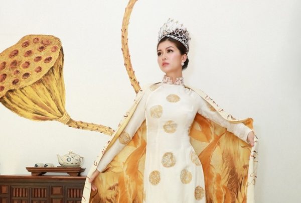 Nữ hoàng Hồ Oanh Yến tựa nữ thần trước thềm tiệc tri ân Queen Of Beauty World 2019