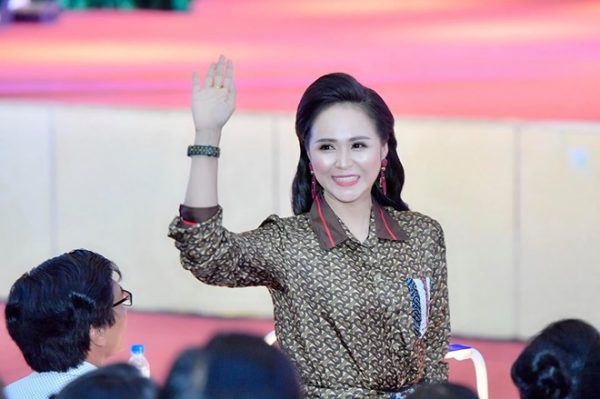 Nữ hoàng Bùi Thanh Hương thanh lịch ngồi ghế nóng Người đẹp Hoa Lư 2019