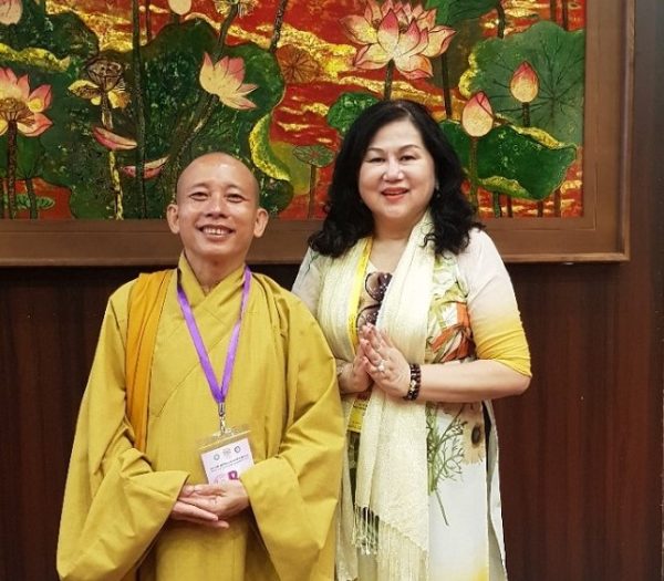 Doanh nhân Yali Trần – Người mong muốn mang ánh sáng Phật pháp phổ chiếu mọi nơi