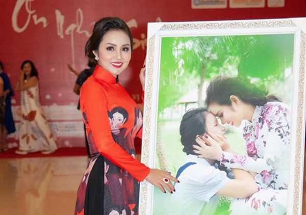 Hoa hậu Amy Lê Anh truyền tải thông điệp yêu thương qua sự kiện Bông hồng cài áo