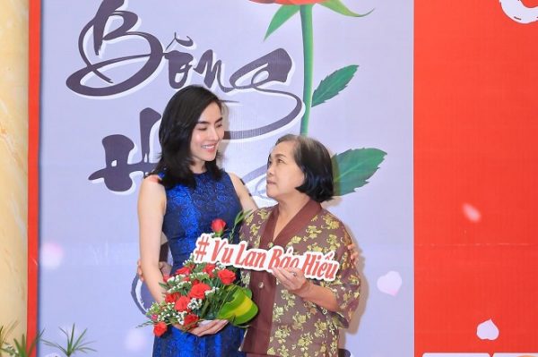 CEO Thanh Nguyễn cùng mẹ tham dự chương trình Bông hồng cài áo 2019
