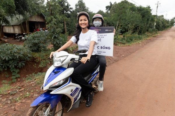 Hoa hậu H’Hen Niê tự lái xe máy đi trao học bổng nhân khai giảng năm học mới