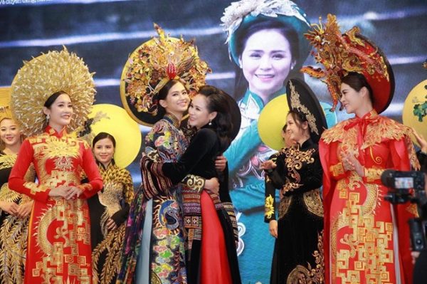 “Top 5 Miss Word Vietnam” Nguyễn Thị Thu Phương huyền bí và cuốn hút với áo dài Hương Queen