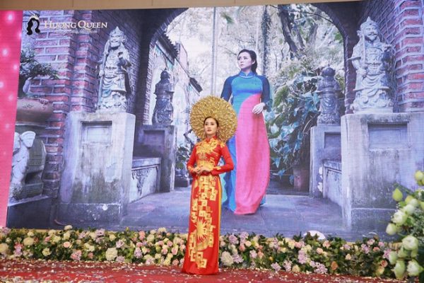 Nét quyền quý, kiêu sa của Hoa khôi Nguyễn Thị Vân Anh khi diện áo dài Hương Queen