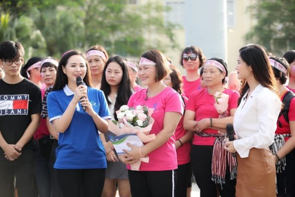 Bùi Thanh Hương cùng Quỹ Hành trình xanh diễu hành, tiếp thêm sức mạnh cho các bệnh nhân ung thư