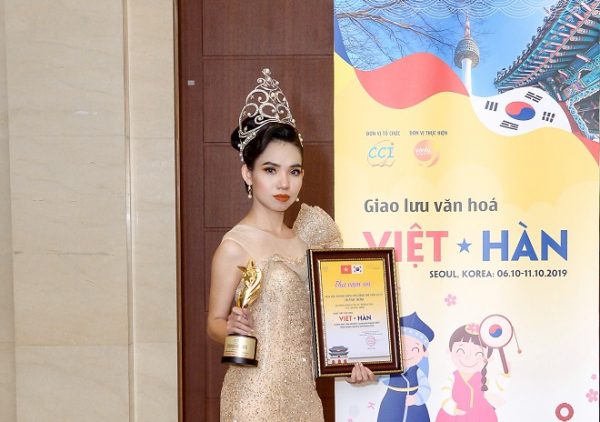 Hoa hậu Huỳnh Trâm bất ngờ được vinh danh Doanh nhân Thời đại mới tại sự kiện giao lưu văn hóa Việt – Hàn