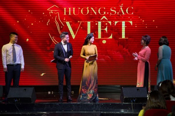 Á khôi Điện ảnh 2019 Mạc Kim Thắng xinh đẹp trong vai trò MC Hương Sắc Việt 2019