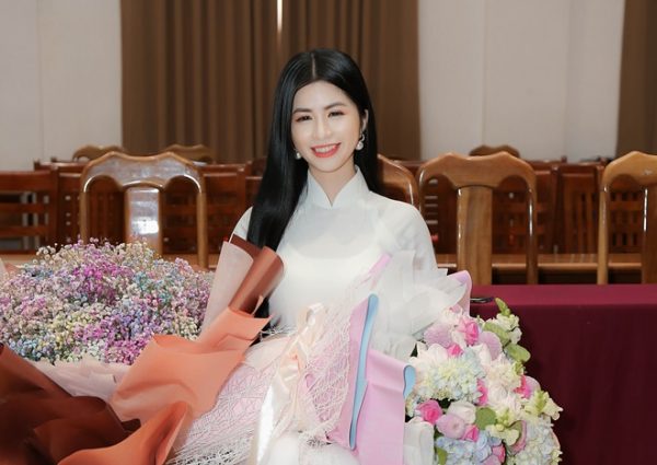 Hoa khôi Điện ảnh 2019 Mạc Kim Thắng xinh đẹp trong tà áo dài trắng tham dự lễ tốt nghiệp