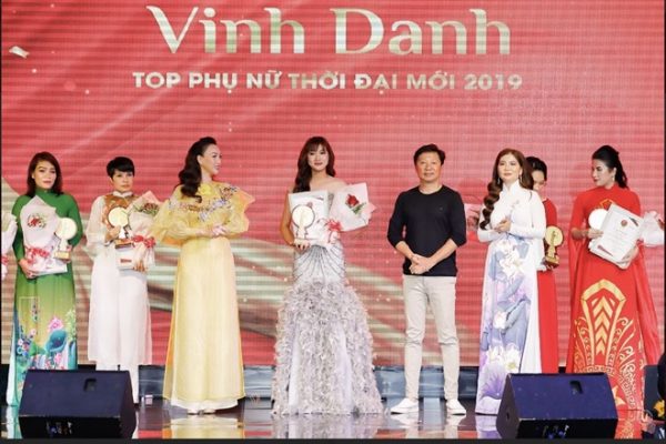 CEO Thanh Nghi đón nhận biểu trưng Phụ nữ thời đại mới 2019