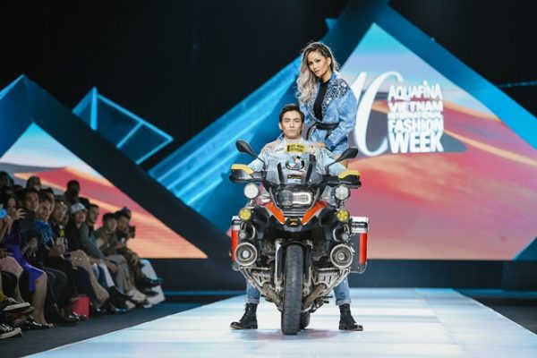 V-SIXTYFOUR chơi lớn khi mang ngựa, xe phân khối lớn đến Aquafina Vietnam International Fashion Week 2019