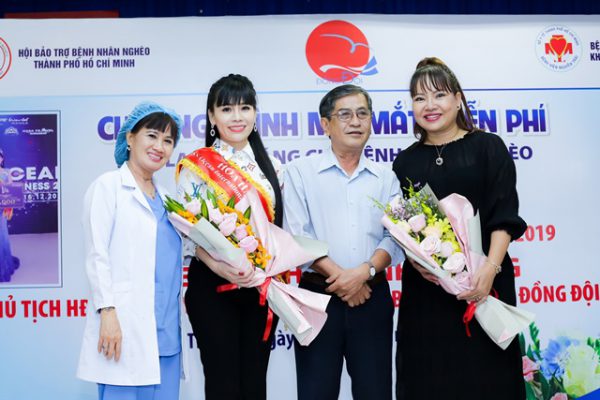 Hoa hậu Phạm Bích Thủy giản dị trao 150 suất mổ mắt miễn phí cho bệnh nhân nghèo