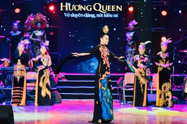 Hoa hậu Angelina Dương Thuỳ Trang lạnh lùng mà đầy cuốn hút với áo dài Hương Queen