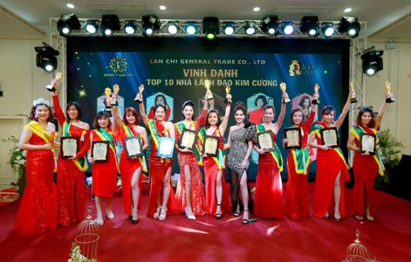 10 nhà lãnh đạo xuất sắc của Lan Chi được vinh danh trong đêm tổng kết 3 năm hoạt động