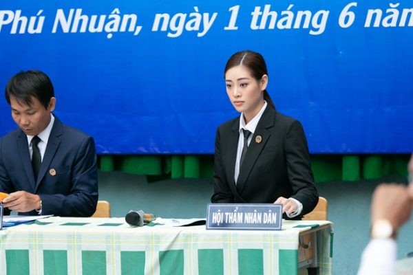 Hoa hậu Khánh Vân hóa thân thành Hội thẩm nhân dân giao lưu cùng học sinh trong phiên tòa giả định