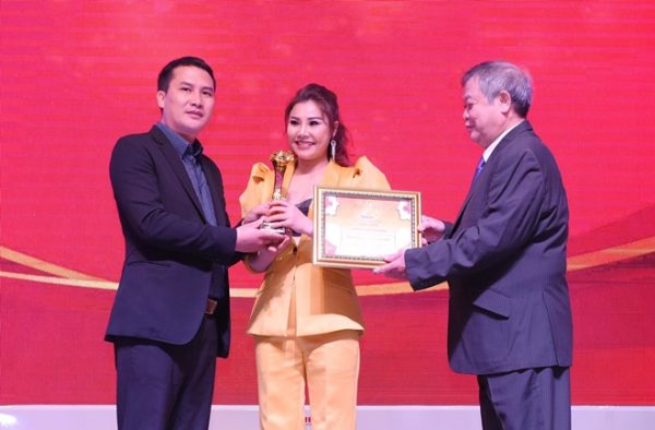 Doanh nhân Nguyễn Thị Thanh vinh dự nhận cúp Tôn vinh Bông hồng vàng Asean