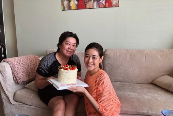 Hoa hậu Khánh Vân vào bếp làm bánh tặng sinh nhật mẹ