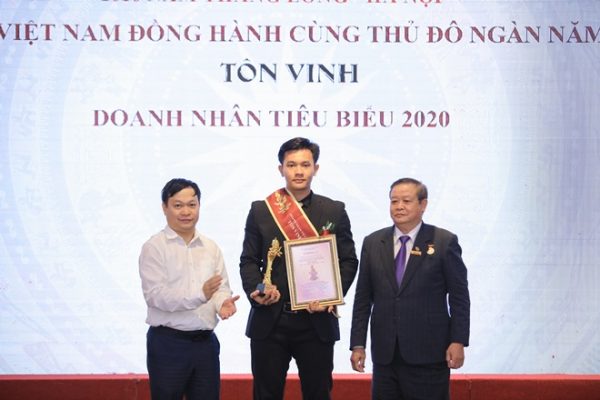 CEO Châu Tuấn Vinh nhận giải thưởng Doanh nhân tiêu biểu 2020 tại sự kiện 1010 năm Thăng Long Hà Nội