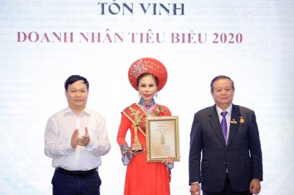 Nữ hoàng Nguyễn Phong Lan nhận giải thưởng Doanh nhân tiêu biểu 2020 tại Văn phòng Chính Phủ