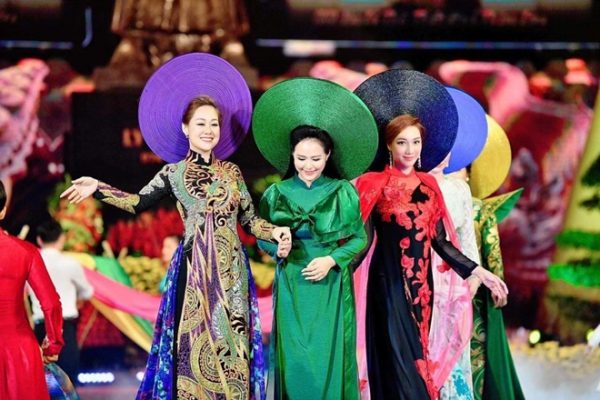 Nữ hoàng truyền cảm hứng Đỗ Thị Vân Anh (DOVA) diễn vedette trong BST “Hà Nội 12 sắc hoa” của Hương Queen