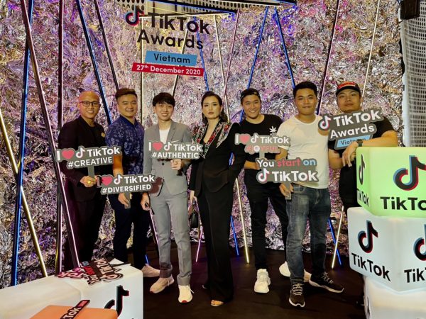 Hà Bang Chủ hội ngộ cùng các TikToker nổi tiếng tại TikTok Awards