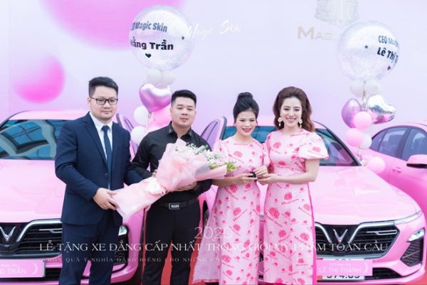 Lộ diện nữ chủ nhân chiếc xe VinFast Lux A2.0 màu hồng đầu tiên tại Thanh Hóa