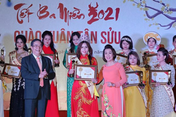 Hoa hậu Cao Thị Hoa (Trà My) được vinh danh Ngôi sao Tỏa sáng 2020
