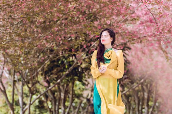 Hoa hậu Eurowindow Nguyễn Kiều Trang diện áo dài dịu dàng trong tiết trời xuân
