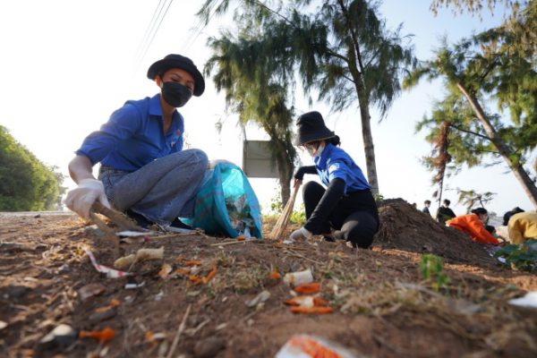 H’Hen Niê lăn xả tham gia dọn dẹp vệ sinh cùng thanh niên đảo Phú Quý