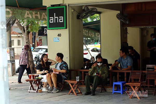 Hà Nội: Quán cà phê được mở cửa trở lại, trà đá vỉa hè vẫn đóng