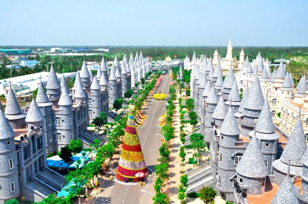 Nhìn qua tưởng khu du lịch nhưng hóa ra là… một trường đại học của Việt Nam: Toàn lâu đài trắng như bên trời Âu, bên trong có công viên giải trí hoàng tráng