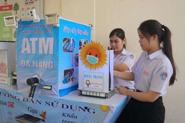 Nữ sinh chế tạo ATM ‘4 trong 1’ dùng năng lượng mặt trời