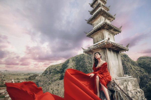 Doanh nhân Phạm Hà khí chất tựa nữ thần trên đỉnh Hang Múa – Ninh Bình