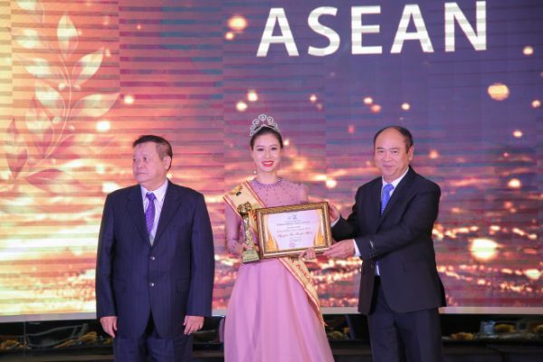 HLV Yoga – Miss U30 Nguyễn Thị Thanh Nhàn được vinh danh Bông Hồng Vàng ASEAN 2021
