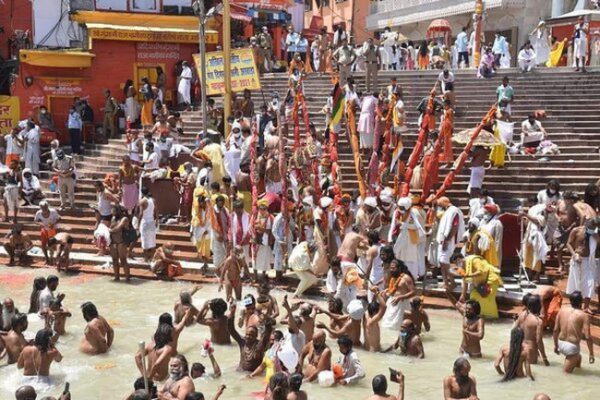 Bất chấp dịch bệnh, hàng trăm người Ấn Độ dự nghi lễ “đuổi COVID-19”