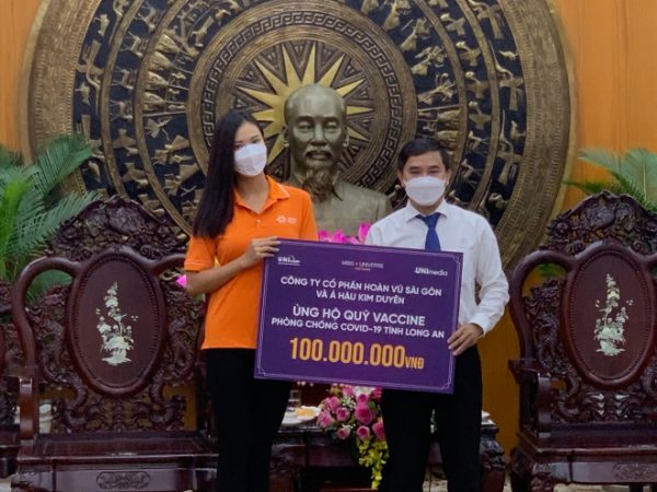 Á hậu Kim Duyên và tổ chức Hoa hậu Hoàn vũ Việt Nam hỗ trợ quỹ vaccine tỉnh Long An