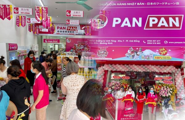 Người tiêu dùng tấp nập mua sắm tại PANPAN Cái Rồng, Quảng Ninh ngày khai trương