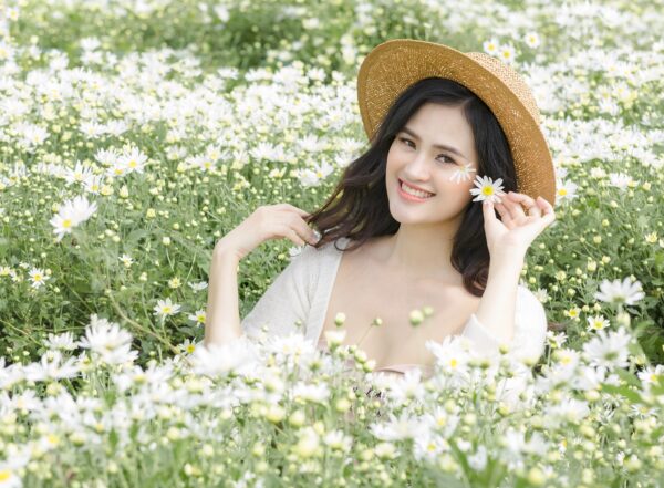 Học Hoa hậu Eurowindow Nguyễn Kiều Trang cách chụp ảnh đẹp như nàng thơ với cúc hoạ mi
