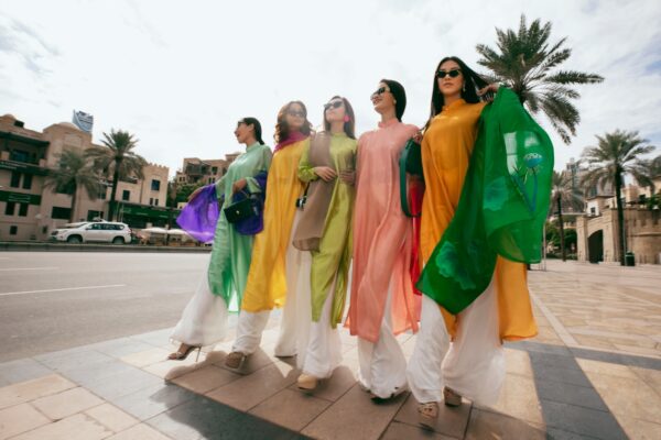 Hoa hậu, Á hậu gia đình Hoa hậu Hoàn vũ Việt Nam diện áo dài Việt tỏa sáng giữa trời Dubai