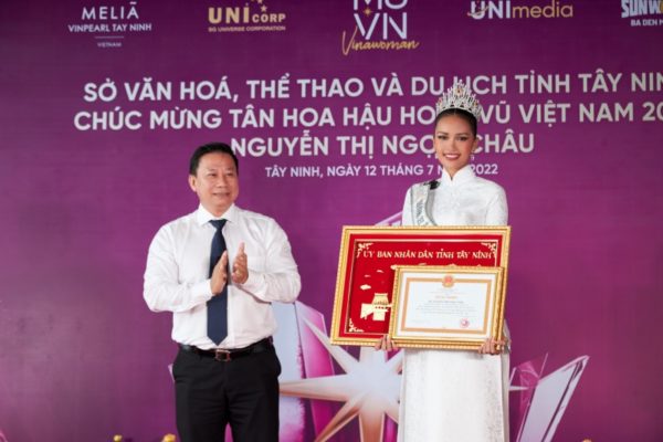 Hoa hậu Ngọc Châu rạng rỡ ngày trở về quê hương Tây Ninh