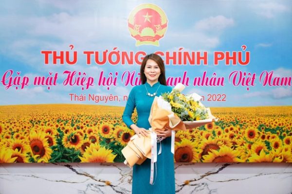 Áo dài Việt Phượng tỏa sáng cùng ‘Người đẹp xứ Tuyên’ 2022