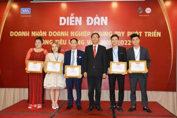 Chuỗi cửa hàng Panpan đón nhận biểu trưng “Doanh nhân, Doanh nghiệp chung tay phát triển hàng tiêu dùng Việt Nam 2022”