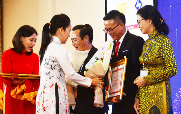 Tổng giám đốc Sa Huỳnh Travel Jsc nhận bằng khen của Chủ tịch UBND thành phố Hồ Chí Minh