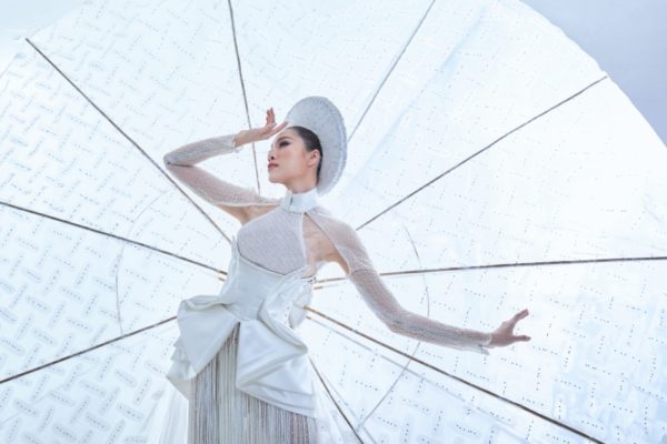Thanh Thanh Huyền diện trang phục “bánh tráng” trong đêm bán kết Miss Charm 2023