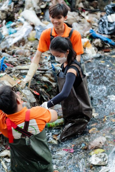 Hoa hậu Ngọc Châu dọn rác ở kênh bẩn, thu gom nylon khắp thành phố