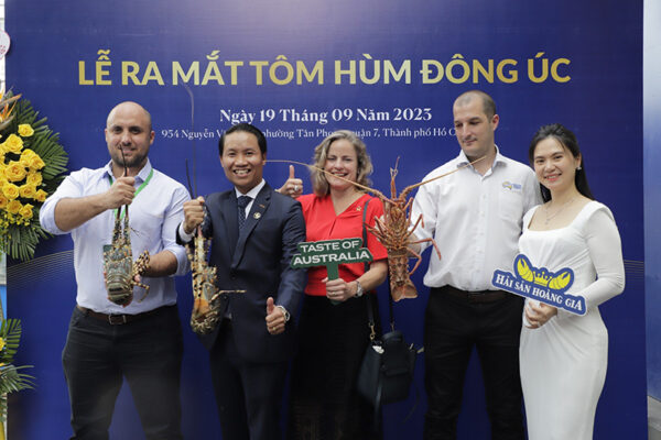 Người Việt có thể thưởng thức tôm hùm Đông Úc tươi sống tại Hải Sản Hoàng Gia