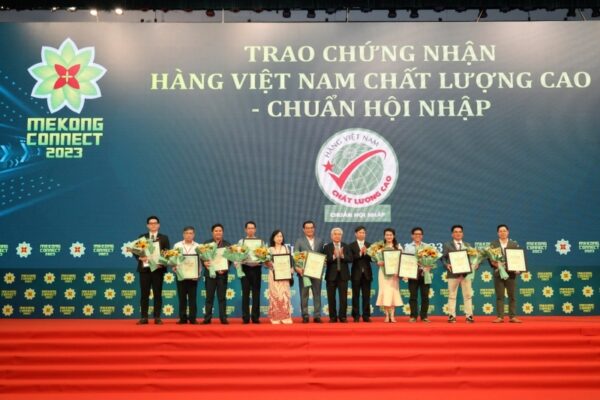 Công ty TNHH Nhôm Nam Sung vinh nhận danh hiệu Hàng Việt Nam chất lượng cao chuẩn hội nhập 2023